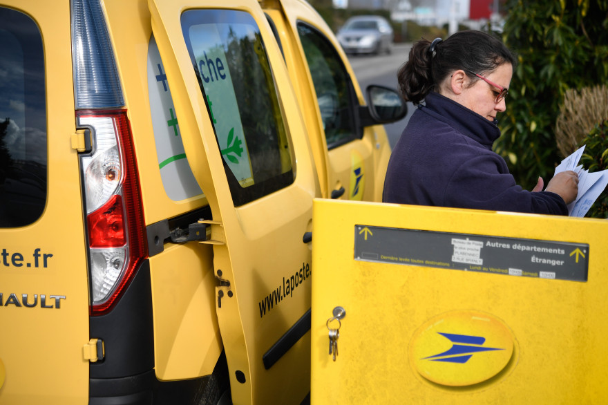 La Poste Recrutement Facteur 974 Pourquoi La Poste recrute 1.000 facteurs alors qu'il y a moins de