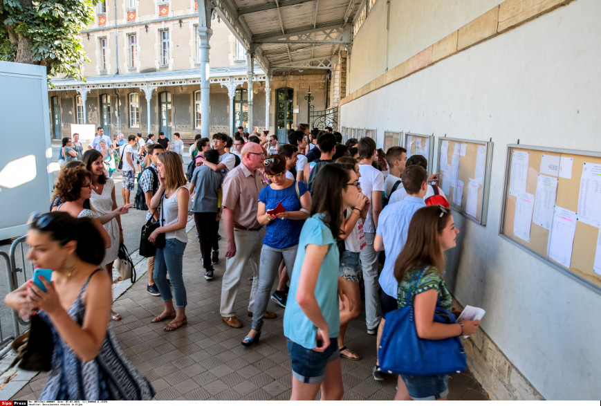 Les lycéens découvrent leurs résultats du bac à Dijon, en 2015.