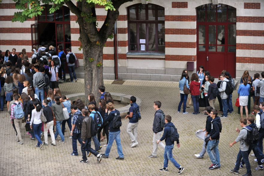 Une cour de récréation dans un collège en France (illustration)