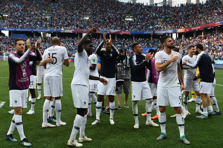 Les Bleus fêtent leur victoire contre l'Uruguay le 6 juillet 2018 à Nijni Novgorod