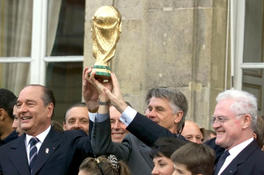14 juillet 1998 : Jacques Chirac, Aimé Jacquet et Lionel Jospin brandissent la Coupe du Monde à l'Élysée