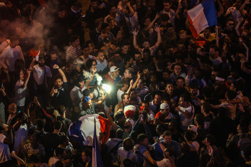 Les supporters se sont massés par centaines sur les Champs-Élysées dès la qualification de l'équipe de France en finale après sa victoire sur la Belgique.