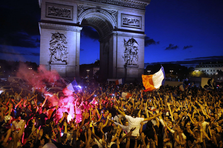 Fumigènes et drapeau tricolore étaient de sortie sur les Champs-Élysées