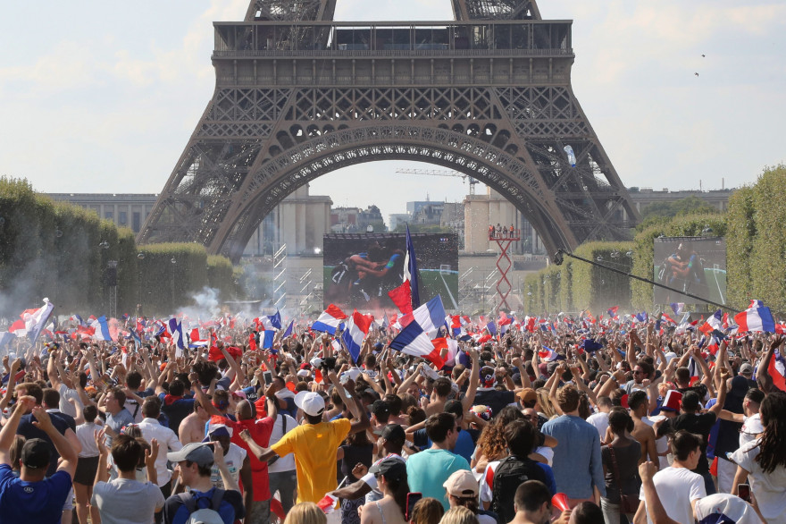 Finale de la Coupe du Monde ambiance électrique dans la fan zone à Paris