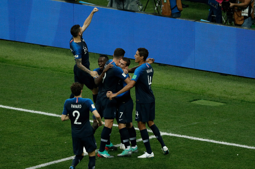 Pavard, Giroud, Matuidi, Griezmann, Varane et les Bleus sur la pelouse du stade Loujniki de Moscou le 15 juillet 2018
