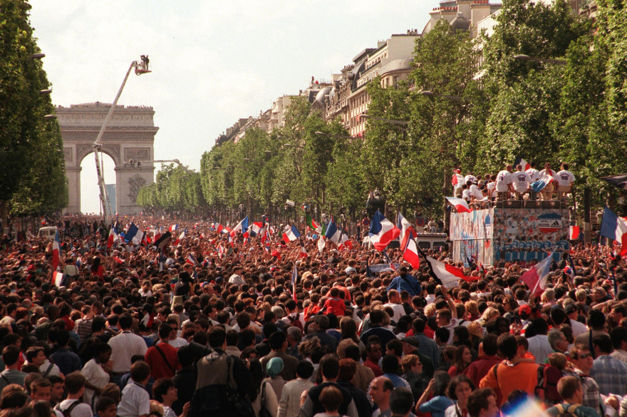 Comme le 13 juillet 1998, les Bleus vonbt défiler sur les Champs-Élysées à bord d'un bus à impériale, lundi 16 juillet 2018