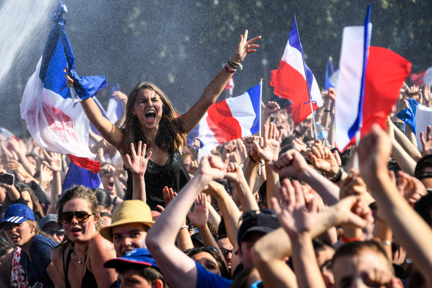 Les supporters français à Paris célèbrent la victoire des Bleus contre la Croatie dimanche 15 juillet