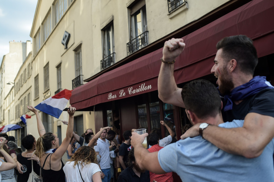 Des suuporters devant Le Carillon à Paris le 15 juillet 2018