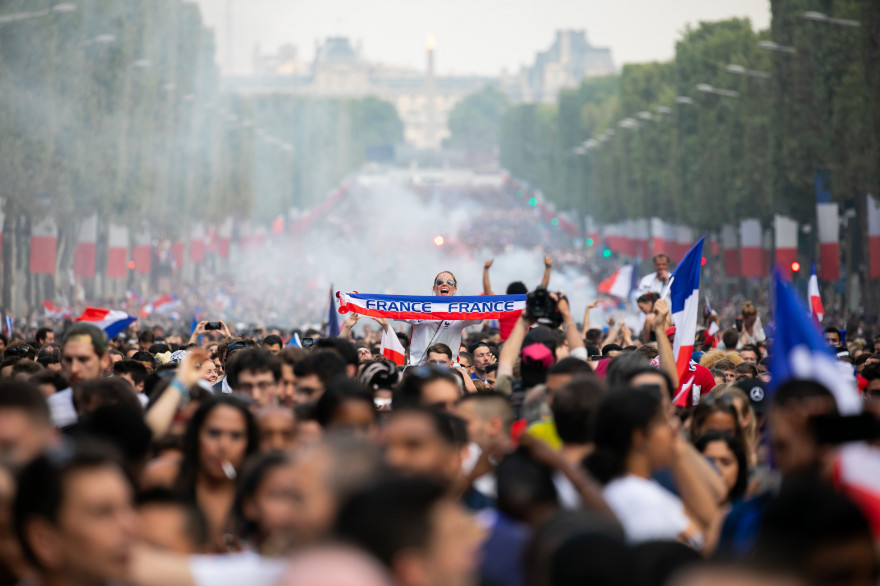 Des milliers de Français attendent les champions du monde, lundi 16 juillet à Paris