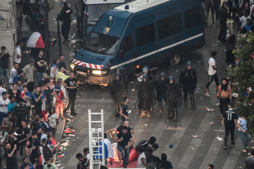 Des CRS bloquent l'accès au Drugstore Publicis des Champs-Élysées dimanche 15 juillet, après que des individus s'en sont pris au magasin