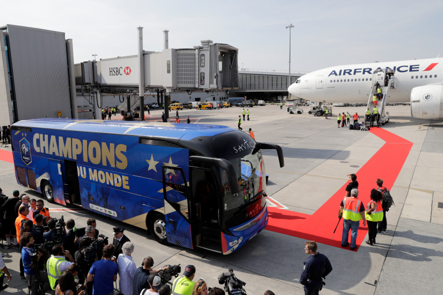 Le bus des Bleus à l'aéroport de Roissy le 13 juillet 2018