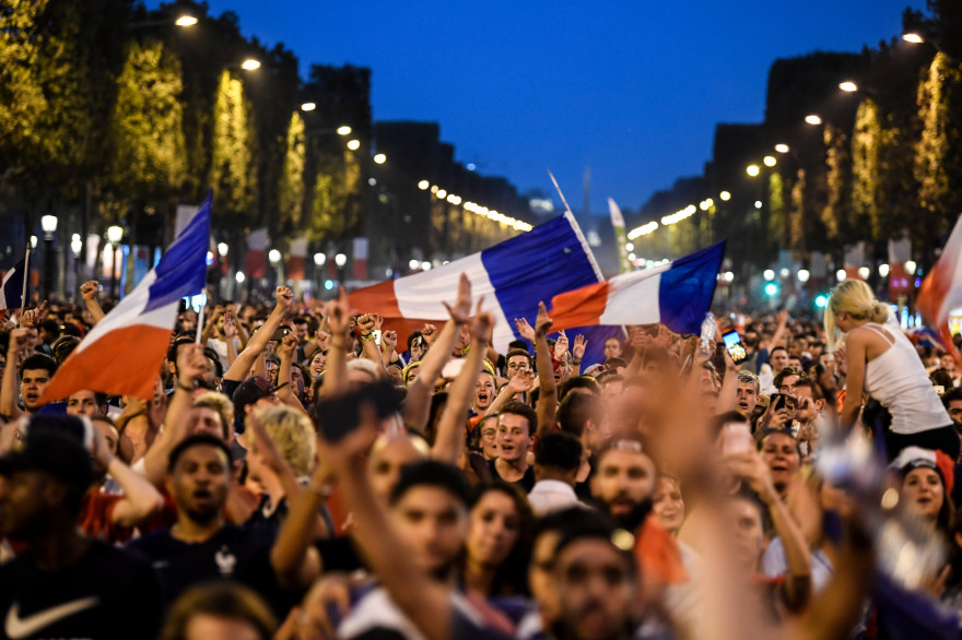 Le soir de la victoire des Bleus en finale du Mondial de football, des centaines de milliers de Parisiens et de Parisiennes ont défilé sur les Champs-Élysées, le 15 juillet 2018.