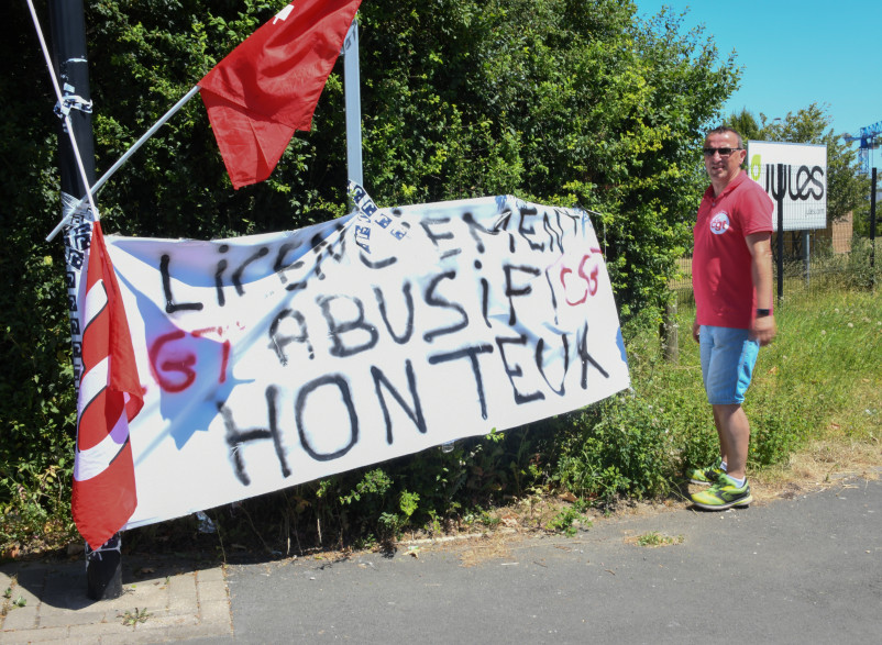 Des employés du groupe de prêt-à-porter Happychic bloquent une usine Jules pour protester contre la menace de licenciements, le 2 juillet 2018.