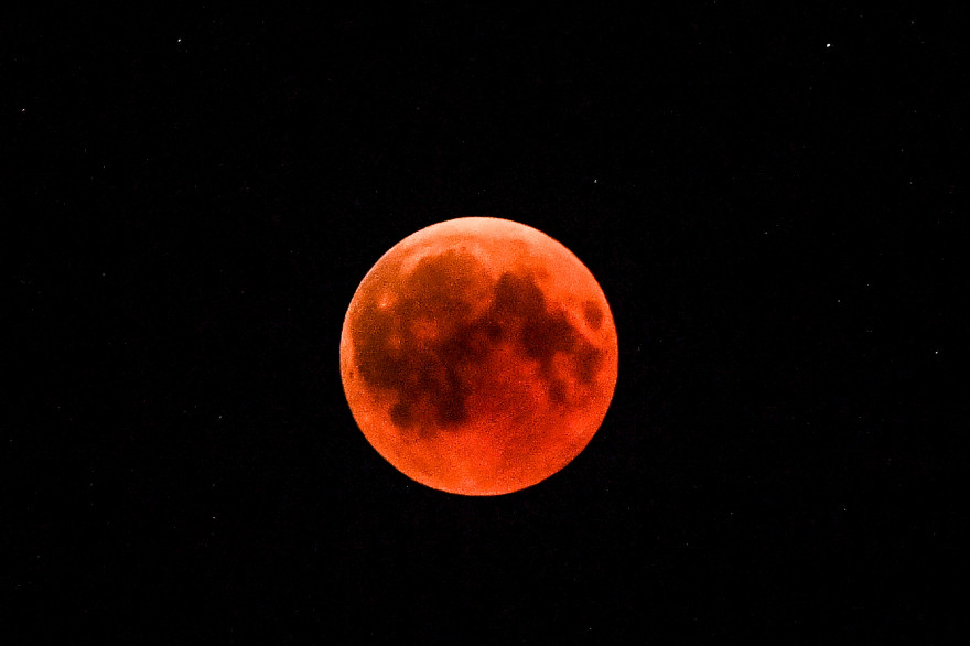 L'éclipse de Lune vue depuis la ville de Tunceli, en Turquie le 27 juillet 2018
