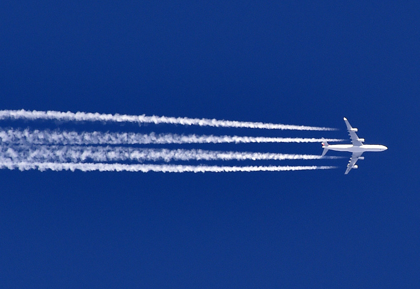 Un avion dans le ciel (illustration)