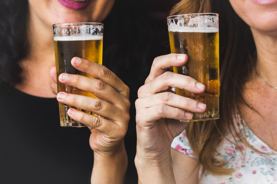 Deux femmes buvant un demi de bière (photo d'illustration).