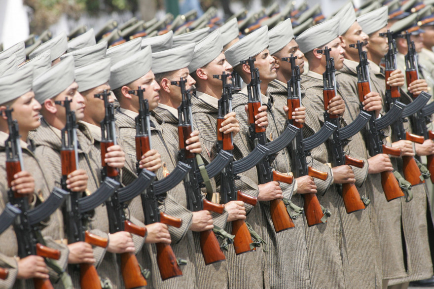Des soldats marocains lors de la parade célébrant le 50e anniversaire de l'armée marocaine, le 14 mai 2006 à Rabat