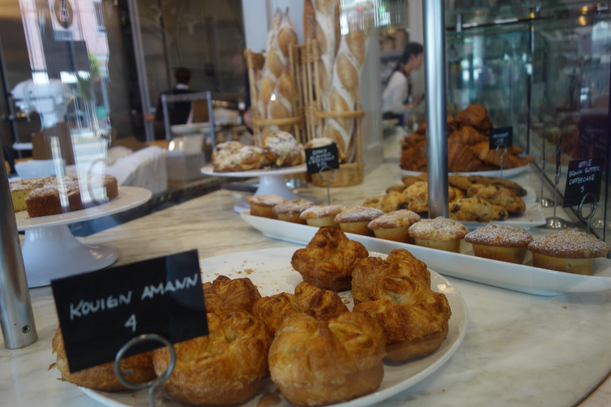 Des kouign-amann, une spécialité bretonne, dans la vitrine d'une boulangerie