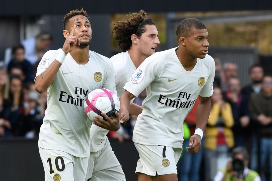 Neymar, Adrien Rabiot et Kylian Mbappé lors de la victoire contre Guinguamp le 18 août