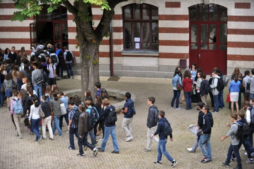 Les élèves d'un lycée, dans la cour de récréation (illustration).