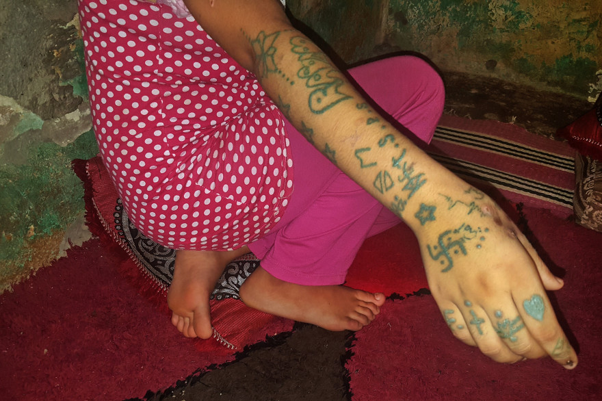L'adolescente de 17 ans affirme avoir été séquestrée, violée et tatouée par douze jeunes hommes de son village