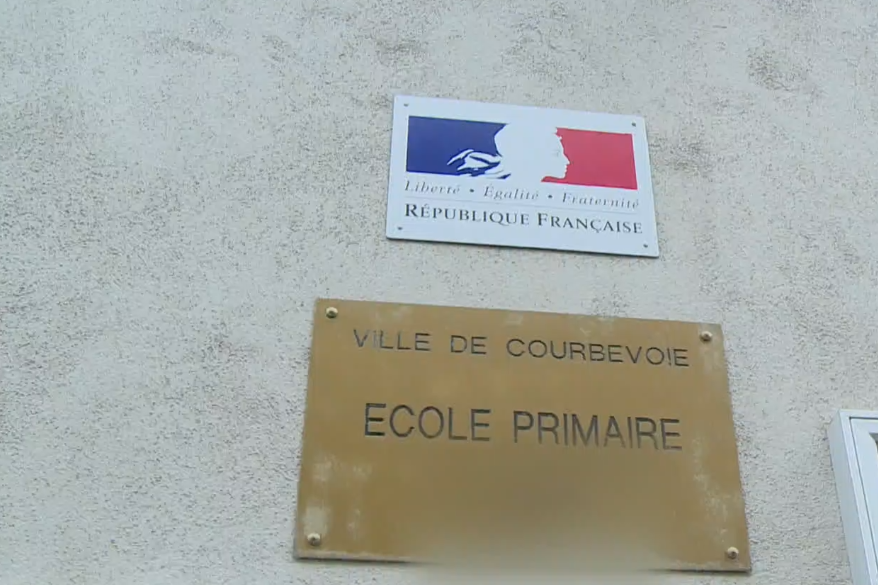 Les agressions auraient pour certaines eu lieu dans les écoles où travaillait l'accusé.