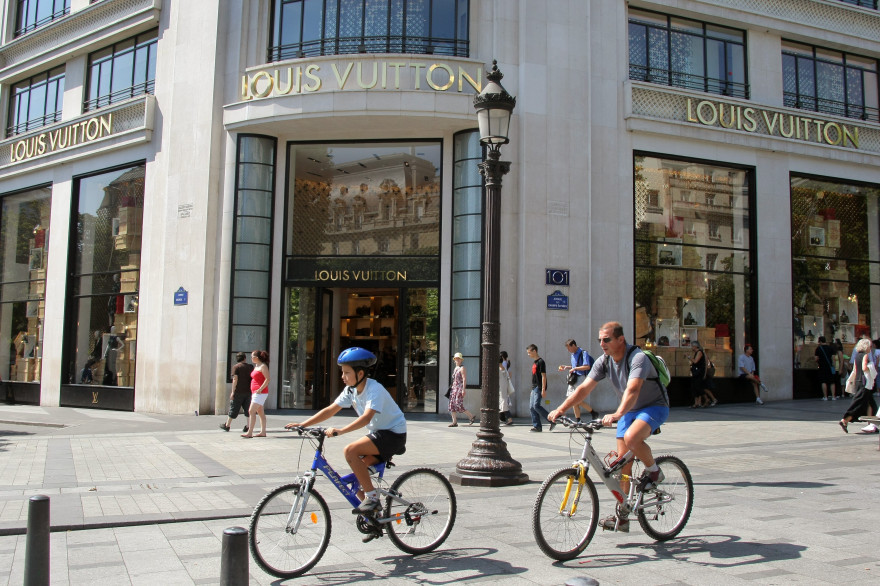 Le magasin Louis Vuitton des Champs-Élysées, à Paris (illustration)
