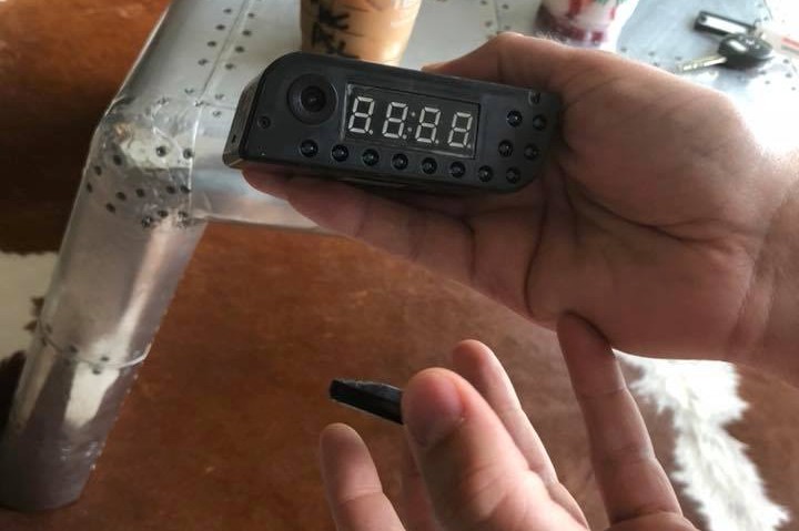 Le radio-réveil était muni d'une mini-caméra cachée