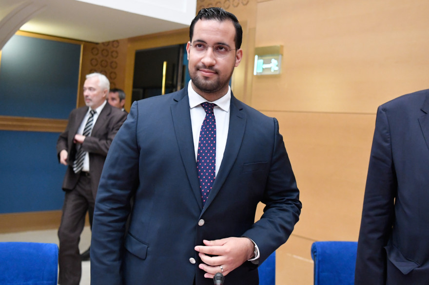 Alexandre Benalla lors de son arrivée dans la salle d'audition de la commission du Sénat mercredi 19 septembre 2018