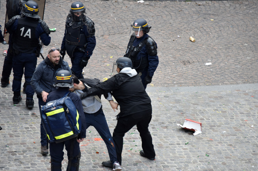 Vincent Crase (à gauche) et Alexandre Benalla (à droite) en train d'interpeller un manifestant le 1er mai 2018 à Paris