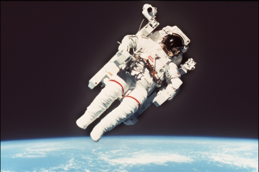 L'astronaute américain Bruce McCandless évolue librement dans l'espace sur son fauteuil spatial, le 7 février 1984, lors d'une mission de la navette américaine Challenger