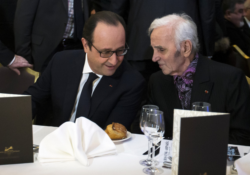 François Hollande et Charles Aznavour lors d'un rassemblement d'organisations arméniennes en France en 2015