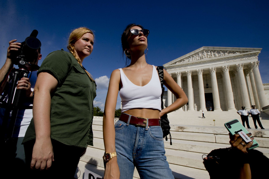 Emily Ratajkowski et Amy Schumer manifestent à Washington le 4 octobre 2018 contre la confirmation de Brett Kavanaugh à la Cour suprême