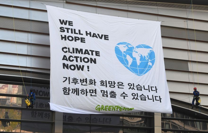 Une banderole de Greenpeace déployée lors de la réunion du Giec