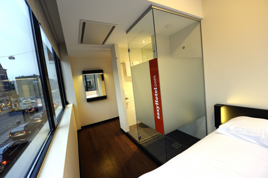 Vue du chambre d'un EasyHotel à Amsterdam