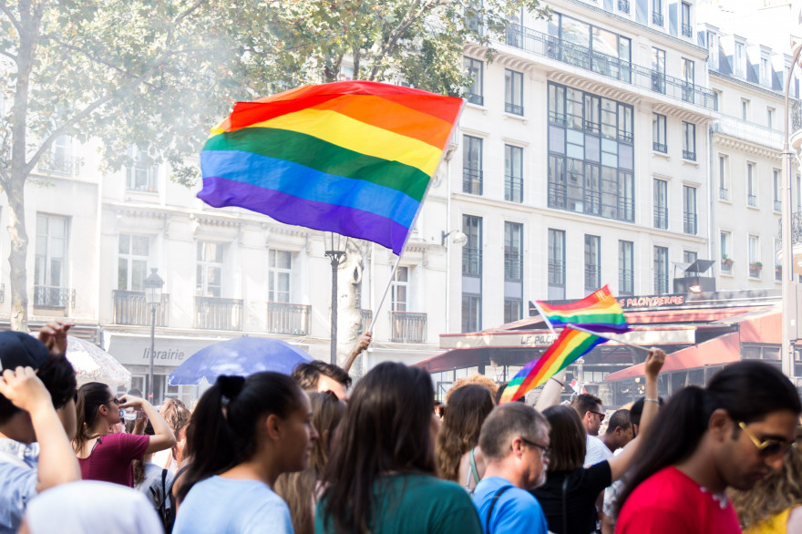 Un drapeau LGBTQ+ lors de la Marche des Fiertés de Paris, le 30 juin 2018