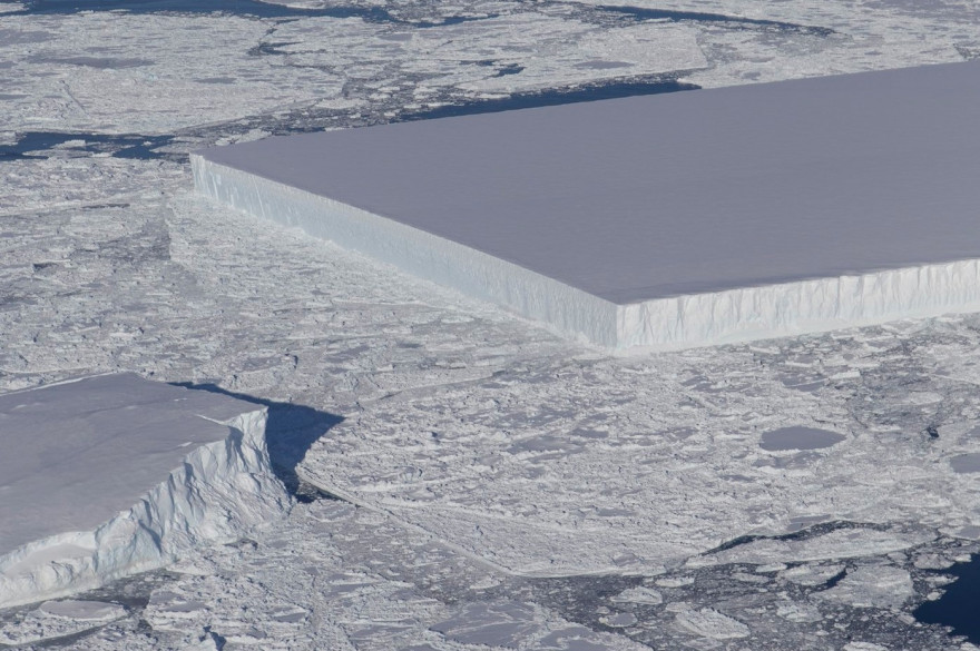 Cet étrange iceberg rectangulaire s'est en réalité formé naturellement