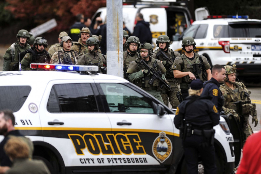 Des policiers mobilisés à Pittsburgh après une fusillade dans une synagogue, le 27 octobre 2018