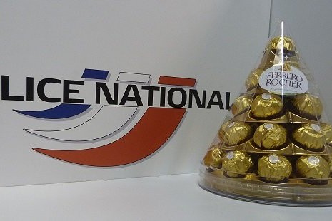 L'homme a même offert une boîte de chocolats aux policiers