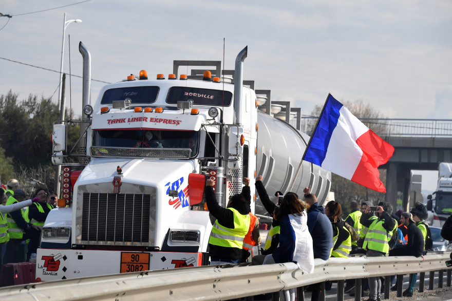 Un camion retenu par des "gilets jaunes" à Fos-sur-mer (image d'illustration)