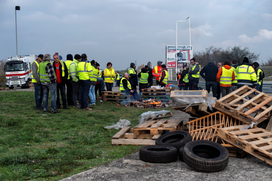 Les "gilets jaunes" ont organisé un barrage filtrant sur la nationale 7 à Porte-lès-Valence, lundi 19 novembre