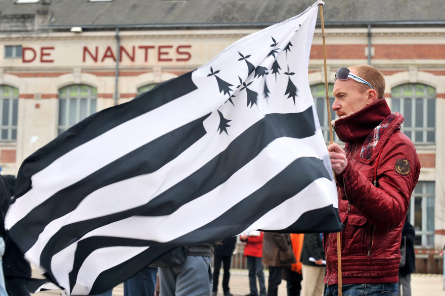 Un homme tient un drapeau breton à Nantes en Loire-Atlantique