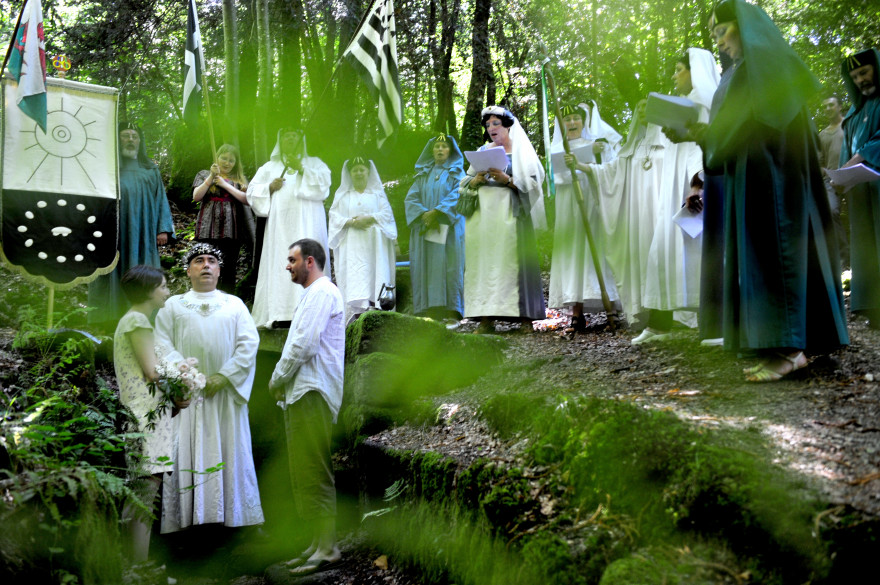 Le grand druide de Bretagne Per-Vari Kerloc'h célébrant un mariage selon les rites druidiques le 26 juillet 2008