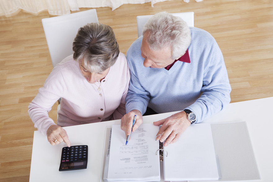 Un couple de retraités fait des calculs (illustration)