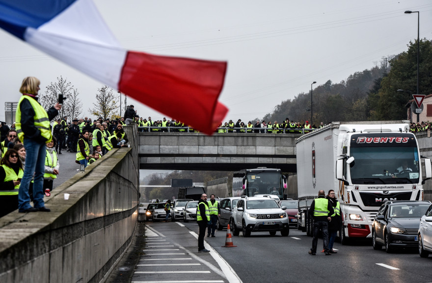 Des "gilets jaunes" manifestent à Saint-Étienne samedi 17 novembre 2018 (illustration)