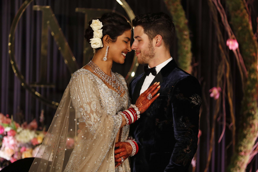 VIDÉO Priyanka Chopra et Nick Jonas les images de sa spectaculaire robe de mariée