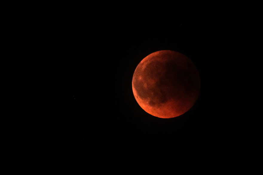 Une éclipse totale de Lune à Devoluy, dans les Hautes-Alpes, le 27 juillet 2018