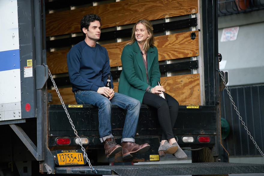 Penn Badgley et Elizabeth Lail dans la série "You" sur Netflix