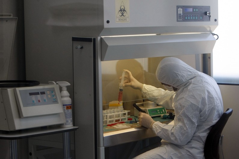Un docteur prend part aux recherches d'un traitement pour le cancer de la prostate