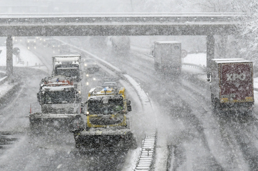 La neige et le verglas rendent la circulation difficile